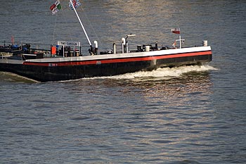 Péniche chargée remontant le Rhin - Cologne - Koeln - © Norbert Pousseur