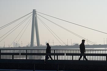 Passants sur le pont Deutzer - Cologne_ Koeln - © Norbert Pousseur