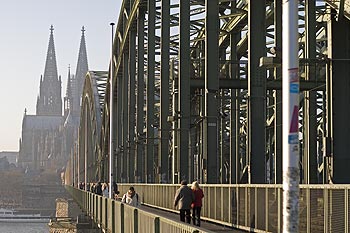 Retour vers la cathédrale par le pont du chemin de fer - Cologne_ Koeln - © Norbert Pousseur