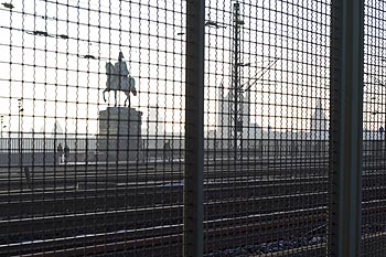 Les monuments le long du Rhin à travers un grillage - Cologne_ Koeln - © Norbert Pousseur