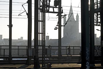 Traversée du Rhin par le pont  du chemin de fer - Cologne_ Koeln - © Norbert Pousseur