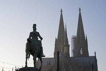 Cavalier devant les clochers de la cathédrale - Cologne_ Koeln - © Norbert Pousseur