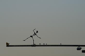 Petit personnage humoristique perché sur une traverse de pont - Cologne_ Koeln - © Norbert Pousseur