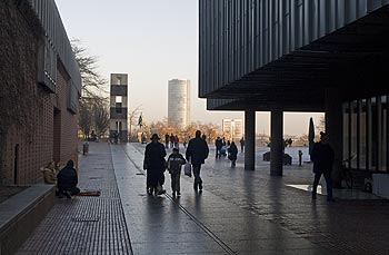 Esplanade du Museum Ludwig vers le Rhin - Cologne - Koeln - © Norbert Pousseur