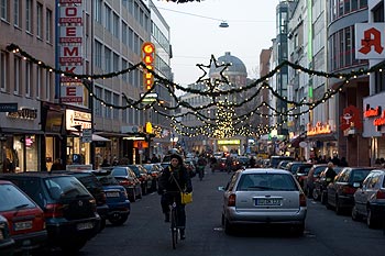 Rue décorée de guirlandes pour Noël - Cologne - Koeln - © Norbert Pousseur