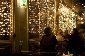 Intérieur de café  aux vitres ruisselantes de lumière - Cologne - Koeln - © Norbert Pousseur