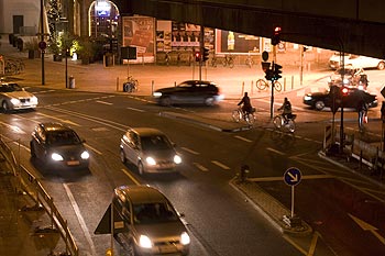 Trafic routier de nuit sous le pont du chemin de fer - Cologne - Koeln - © Norbert Pousseur