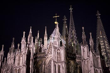 La forêt de clochetons, la nuit - Cologne_ Koeln - © Norbert Pousseur