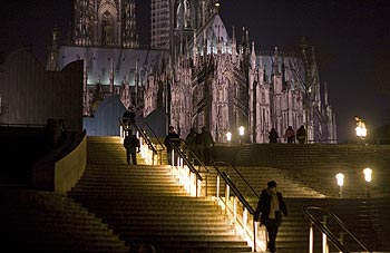 La montée de nuit vers la cathédrale - Cologne_ Koeln - © Norbert Pousseur