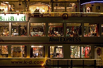 Façade d'un bateau-restaurant décoré pour Noël - Cologne - Koeln - © Norbert Pousseur