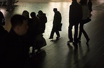 Passants se dirigeant vers la gare - Cologne - Koeln - © Norbert Pousseur