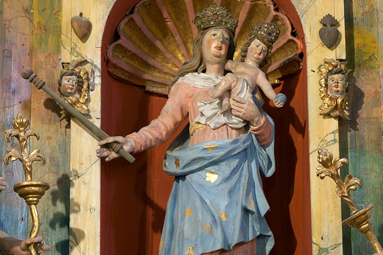 Notre-Dame de la Gorge : Marie et Jésus portent chacun un diadème © Norbert Pousseur Notre-Dame de la Gorge : Marie et Jésus portent chacun un diadème © Norbert Pousseur