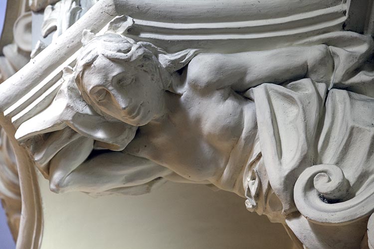 Notre-Dame de la Gorge : personnage portant le narthex dans l'église © Norbert Pousseur Notre-Dame de la Gorge : personnage portant le narthex dans l'église © Norbert Pousseur