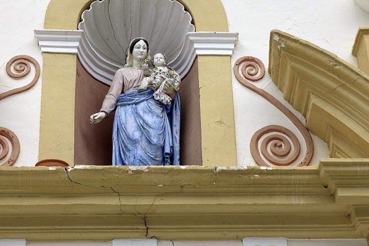 Les Contamines-Montjoie : Vierge à l'enfant au fronton de l'église de Notre-Dame de la Gorge © Norbert Pousseur Les Contamines-Montjoie : Vierge à l'enfant au fronton de l'église de Notre-Dame de la Gorge © Norbert Pousseur