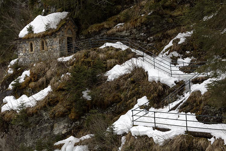 Notre-Dame de la Gorge : L'escalier en zigzag montant à la Sainte Chapelle © Norbert Pousseur Notre-Dame de la Gorge : L'escalier en zigzag montant à la Sainte Chapelle © Norbert Pousseur
