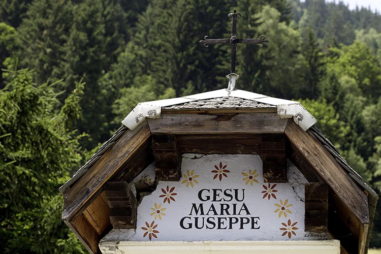 Les Contamines-Montjoie : Fronton de l'oratoire du Cugnonet © Norbert Pousseur Les Contamines-Montjoie : Fronton de l'oratoire du Cugnonet © Norbert Pousseur