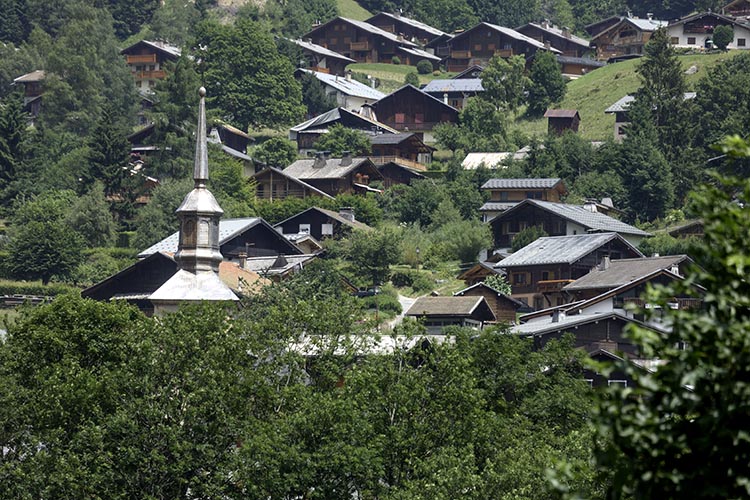 Les Contamines-Montjoie, entre verdure et habitations © Norbert Pousseur