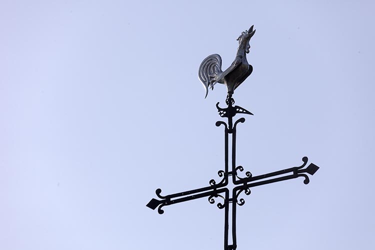 Les Contamines-Montjoie : Le coq et la croix de la chapelle du hameau le Baptieu © Norbert Pousseur Les Contamines-Montjoie : Le coq et la croix de la chapelle du hameau le Baptieu © Norbert Pousseur