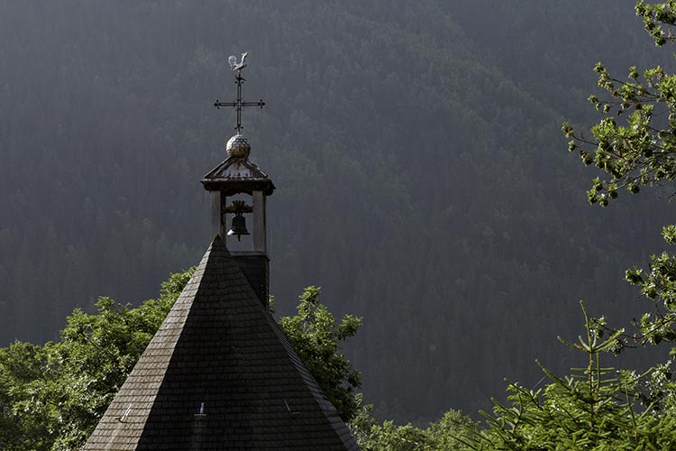 Les Contamines-Montjoie : Le toit de la chapelle du hameau le Baptieu © Norbert Pousseur Les Contamines-Montjoie : Le toit de la chapelle du hameau le Baptieu © Norbert Pousseur