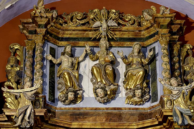 Notre-Dame de la Gorge : Le haut du retable © Norbert Pousseur Notre-Dame de la Gorge : Le haut du retable © Norbert Pousseur