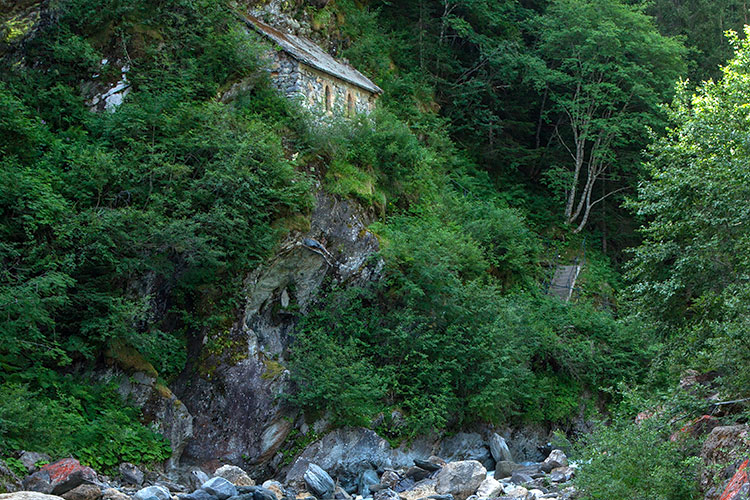 Notre-Dame de la Gorge : La grotte sous la Sainte Chapelle © Norbert Pousseur Notre-Dame de la Gorge : La grotte sous la Sainte Chapelle © Norbert Pousseur