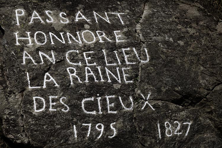 Notre-Dame de la Gorge : L'inscription louant la Reine des cieux © Norbert Pousseur Notre-Dame de la Gorge : L'inscription louant la Reine des cieux © Norbert Pousseur