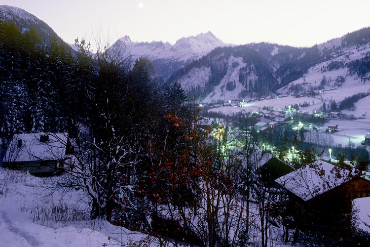 Les Contamines-Montjoie  sous la neige, à la tombée du jour © Norbert Pousseur