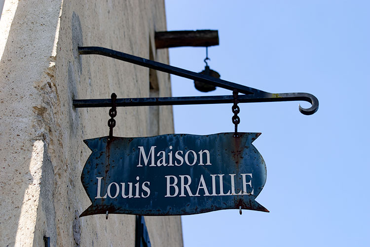 Enseigne de la maison natale de Louis Braille à  Coupvray - © Norbert Pousseur