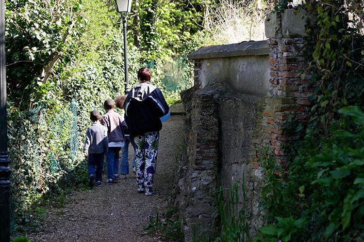 Groupe familial sur sentier de Coupvray - © Norbert Pousseur