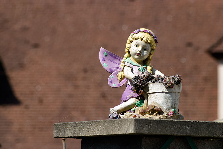 Statuette d'angelot dur pilier de portail à Coupvray - © Norbert Pousseur