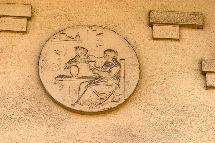 Scène d'intérieur en médaillon sur façade de maison à Coupvray - © Norbert Pousseur
