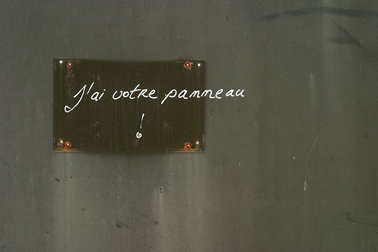 Il a pris son panneau de portail d'entrée  à Coupvray - © Norbert Pousseur