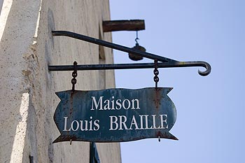 Enseigne de la maison natale de Louis Braille à  Coupvray - © Norbert Pousseur