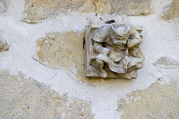 Sculpture de petit bossu au lapin sur mur de maison à Coupvray - © Norbert Pousseur