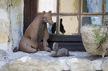 Statuette d'ours et de lapin sur rebord de fenêtre à Coupvray - © Norbert Pousseur