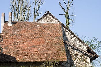 Jeu de toits anciens à  Coupvray  - © Norbert Pousseur