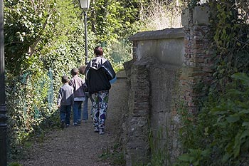 Groupe familial sur sentier de Coupvray - © Norbert Pousseur