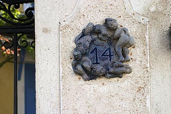 Plaque scupltée d'un numéro 14 dans Coupvray - © Norbert Pousseur