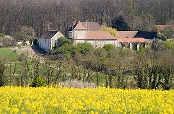 Ferme entourée de murs à Coupvray - © Norbert Pousseur