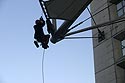 Grimpeur pour la maintenance du voile - La Défense - © Norbert Pousseur