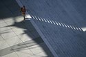 Promeneur sur la face arrière de l'Arche - La Défense - © Norbert Pousseur