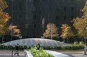 Paysage arboré en tant que passage piéton - La Défense - © Norbert Pousseur