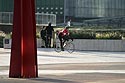 Coureur cycliste habillé de rouge  - La Défense - © Norbert Pousseur