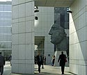 Entrée d'immeuble avec la Sculpture d'Igor Mitoraj- La Défense - © Norbert Pousseur