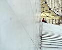 Sur l'escalier avant de l'Arche - La Défense - © Norbert Pousseur