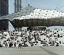 L'escalier avant de l'Arche à midi - La Défense - © Norbert Pousseur