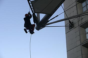 Grimpeur pour la maintenance du voile - La Défense - © Norbert Pousseur