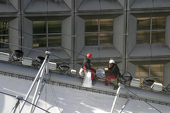 Travaux de maintenance sur la voile de l'Arche - La Défense - © Norbert Pousseur