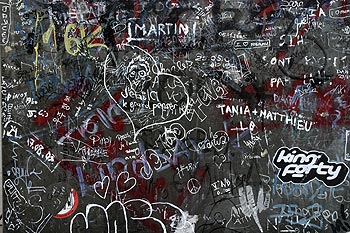 Graffitis amoureux de l'Arche - La Défense - © Norbert Pousseur