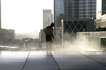 Nettoyage au Karcher de la plateforme de l'Arche - La Défense - © Norbert Pousseur